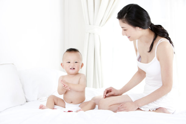 甜蜜的母亲和宝宝图片下载