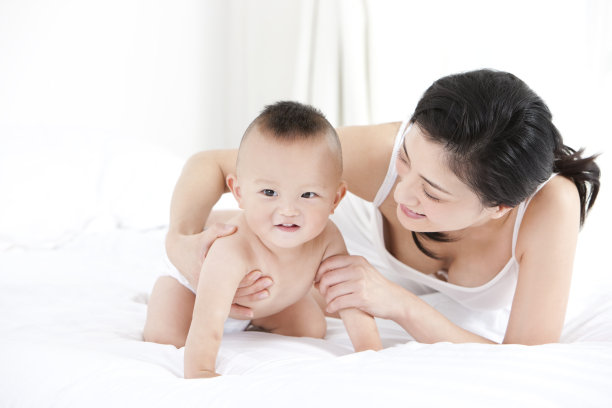 甜蜜的母亲和宝宝图片下载