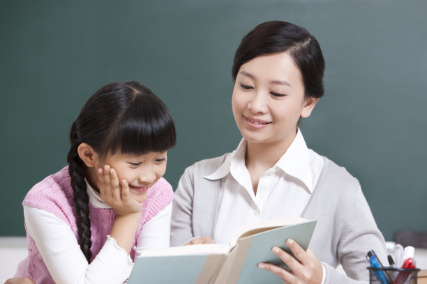 老师和小女生看书图片下载