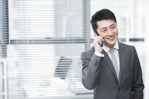年轻商务男士打电话图片下载