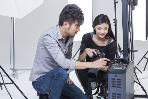 两位摄影师在影棚工作图片下载