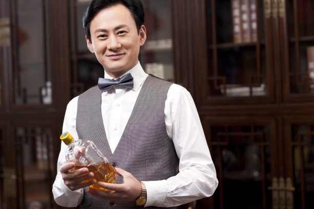 成功商务男士与美酒图片下载