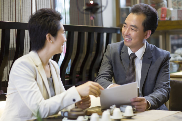 商务人士在茶馆谈生意图片下载