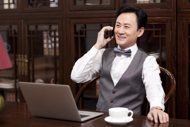 商务男士打电话图片下载