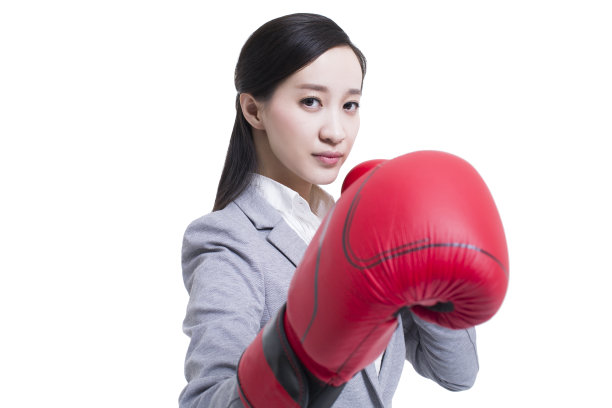 戴拳击手套的商务女士图片下载