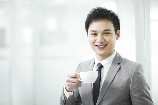 商务男士喝咖啡图片下载