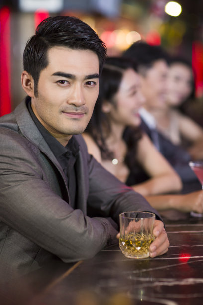 年轻男子在酒吧喝酒图片下载