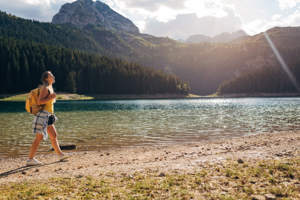 一个喜欢探索自然的女人的侧面照片。她现在位于湖边。图片下载