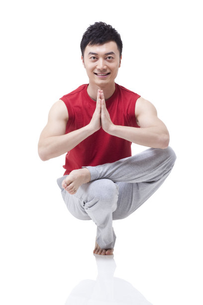 年轻男子做瑜伽图片下载