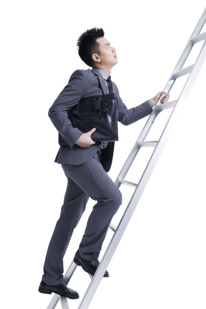 商务男士爬梯子图片下载