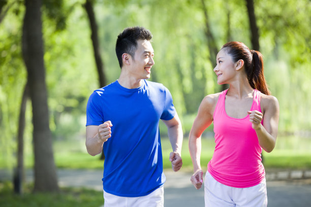 年轻情侣在公园慢跑健身图片下载