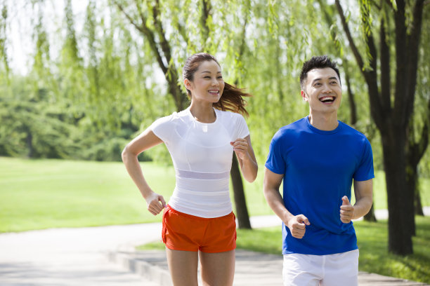 年轻情侣在公园跑步图片下载