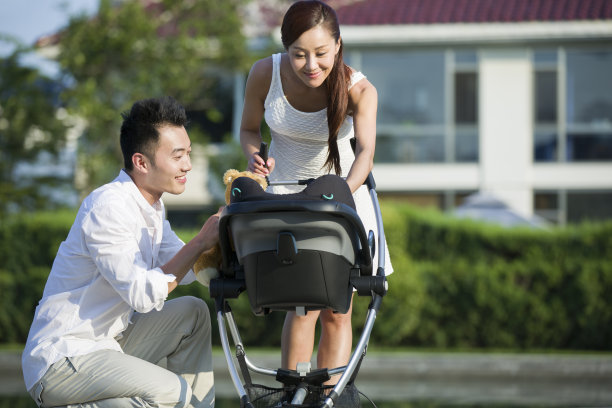 年轻情侣和婴儿车图片下载