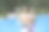 年轻男女在游泳池边散步图片下载