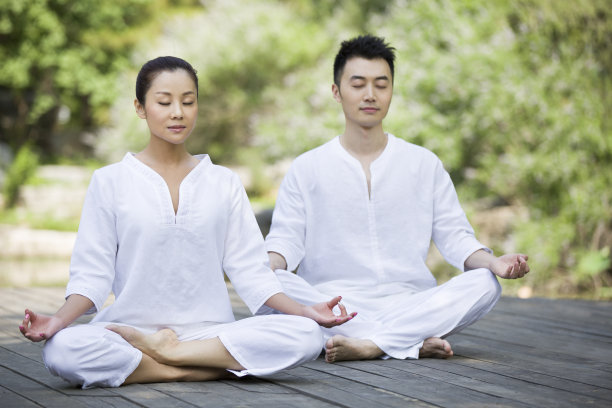 练瑜伽的年轻男女图片下载