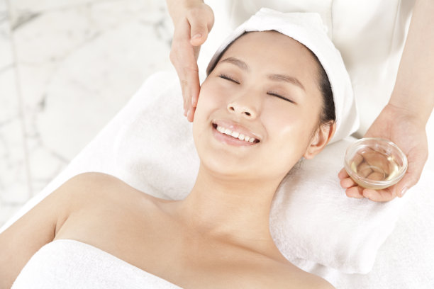 美女在享受脸部按摩图片下载