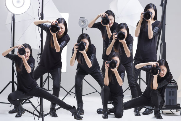 摄影师在影棚里拍照图片下载