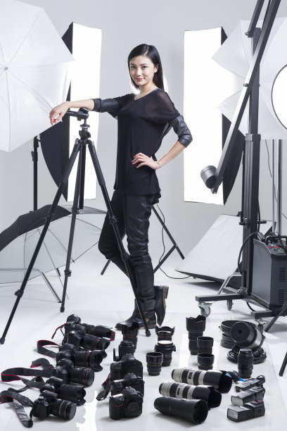 摄影师展示大量的照相机和镜头图片下载