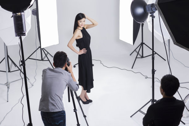摄影师给女模特拍照图片下载