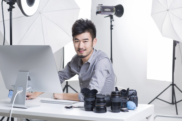 摄影师在使用电脑工作图片下载