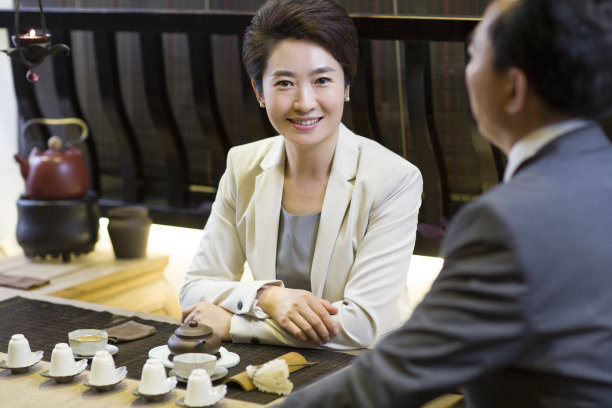 商务人士在茶馆喝茶图片下载