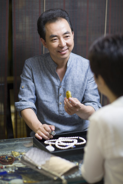 珠宝师和顾客交谈图片下载