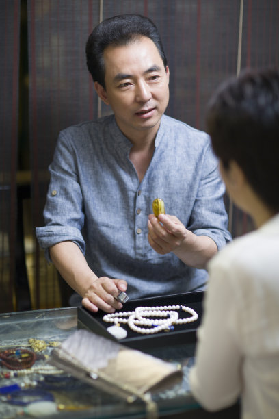 珠宝师和顾客交谈图片下载