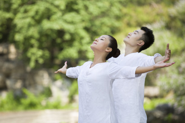 练瑜伽的年轻男女图片下载