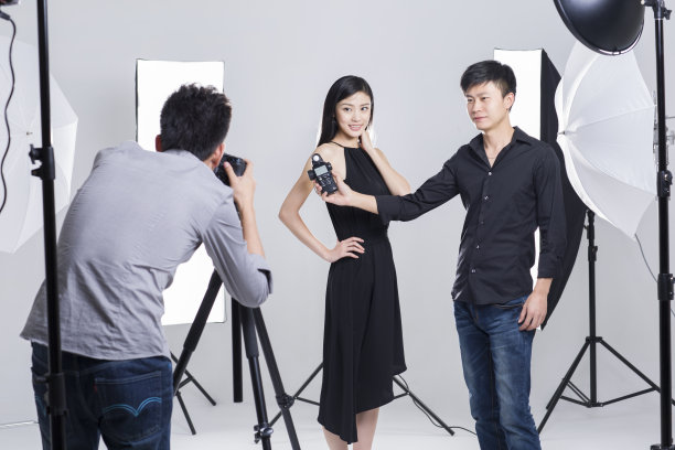 摄影师给女模特拍照图片下载