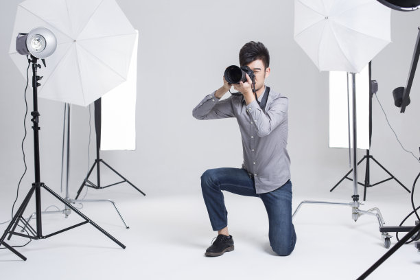 摄影师在影棚里拍照图片下载