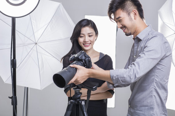两位摄影师在影棚工作图片下载