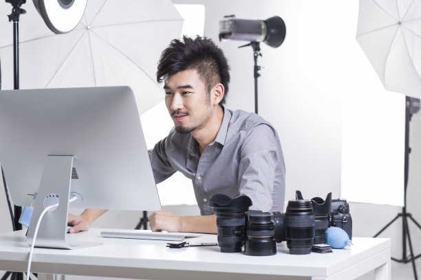 摄影师在使用电脑工作图片下载