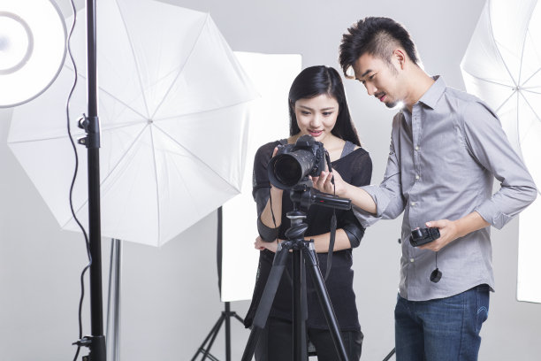 两位摄影师在影棚工作图片下载