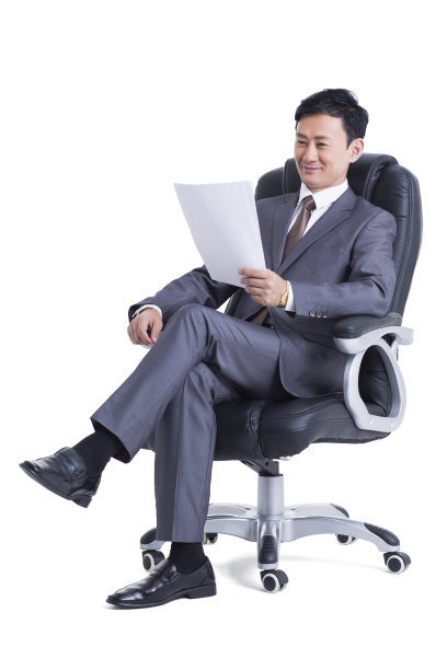 成熟的商务男士审阅文件图片下载