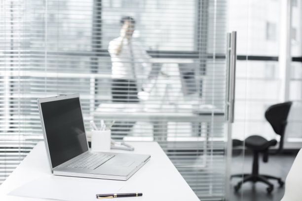 现代办公室和打电话的商务男士图片下载