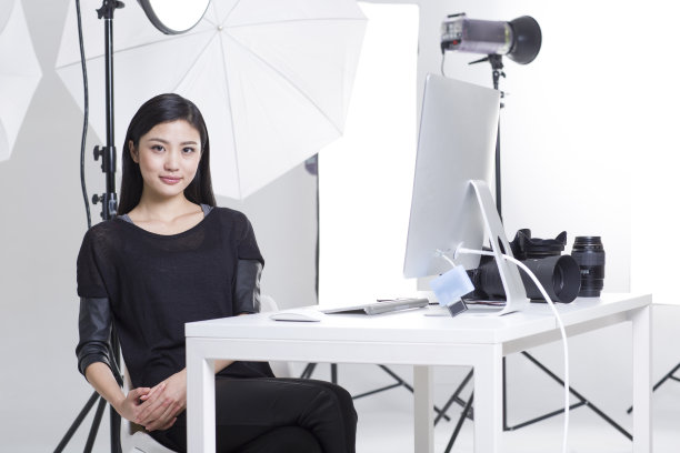 摄影师在使用电脑工作图片下载