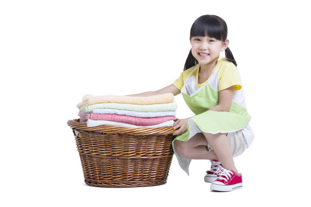 小女孩和洗衣篮图片下载