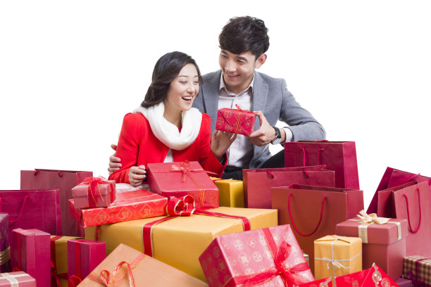 快乐的年轻情侣收到一堆礼物图片下载