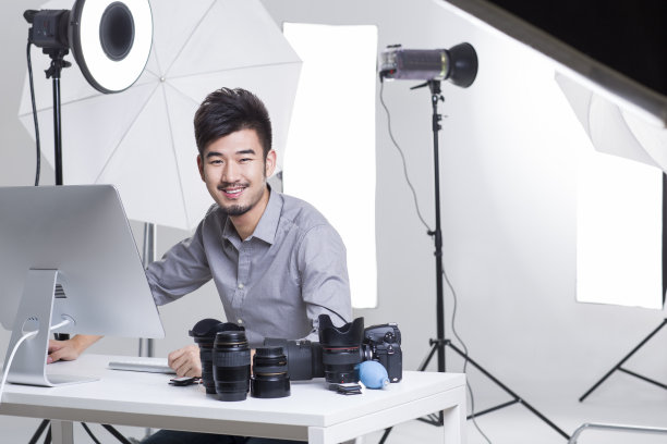 摄影师在使用电脑工作图片下载