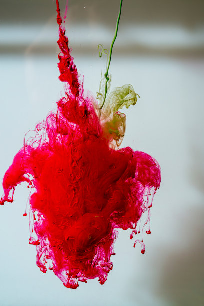 颜料流出的注射器图片下载