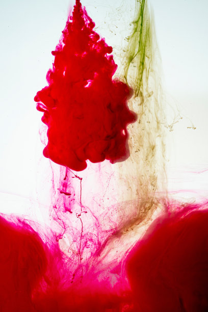 颜料流出的注射器图片下载