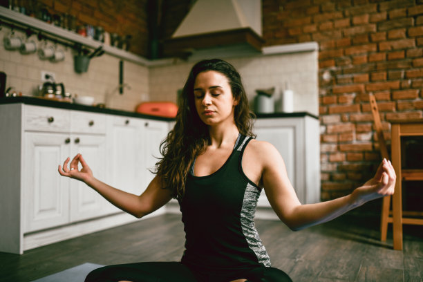 可爱的女性在家庭厨房冥想图片下载