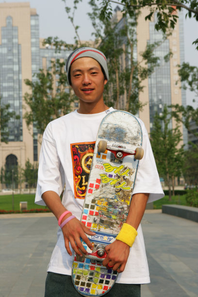 写字楼下滑板男青年肖像图片下载