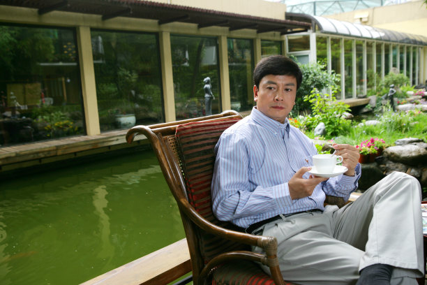 商务人士在酒店阳台饮茶喝咖啡图片下载