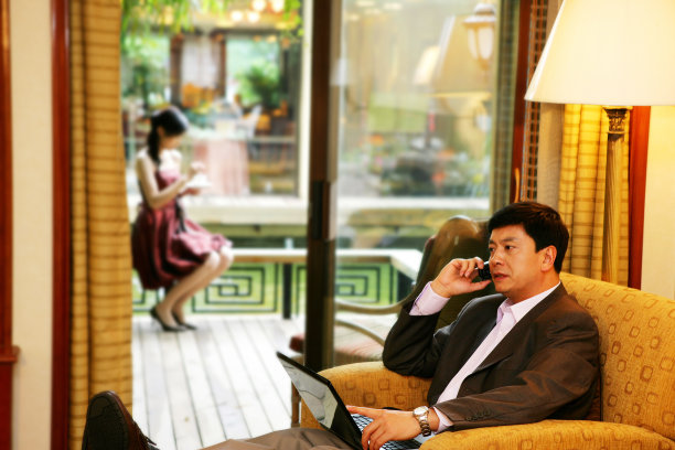 商务人士在酒店房间打电话图片下载