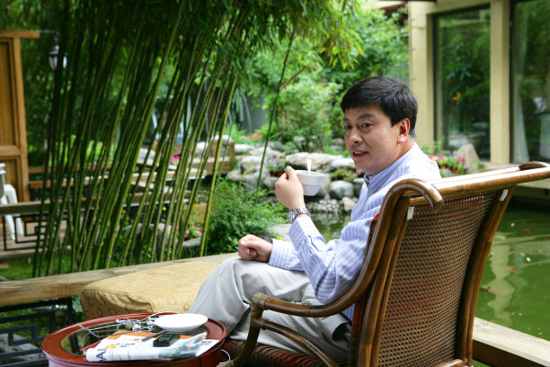 商务人士在酒店阳台饮茶喝咖啡图片下载