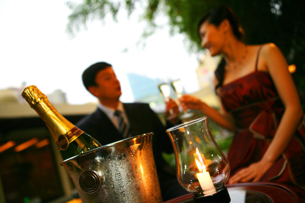 酒具，以饮酒的商务人士为背景图片下载