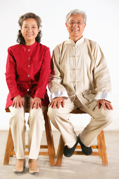 Old couple sitting together图片下载