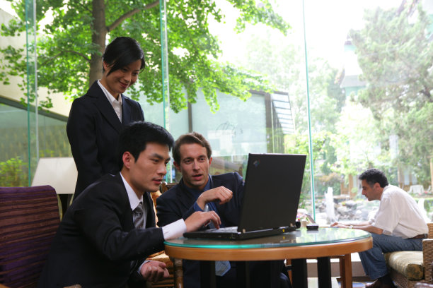 中外商务人士在酒店使用笔记本电脑图片下载