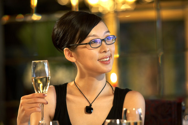 东方女人手拿酒杯图片下载